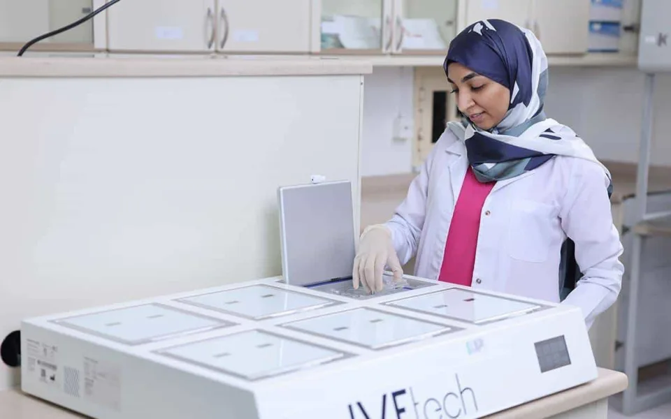 أخصائية أجنة تعمل في مختبر أطفال الأنابيب