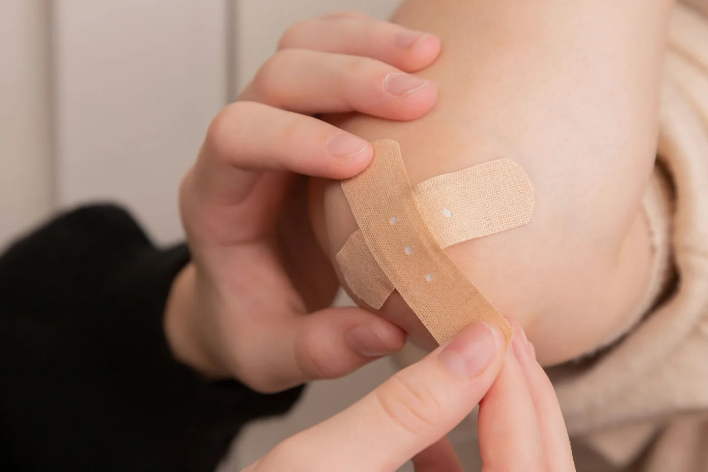 Applying a dressing to a knee