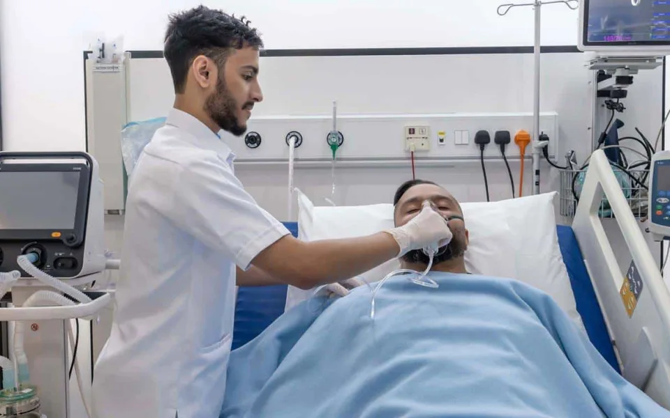 ممرض يعتني بمريض في وحدة العناية المركزة