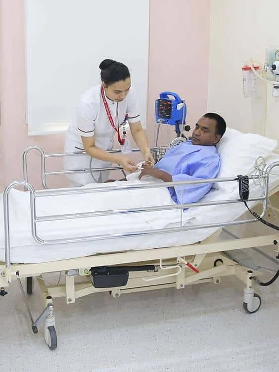 ممرضة تعتني بمريض في غرفة التنويم