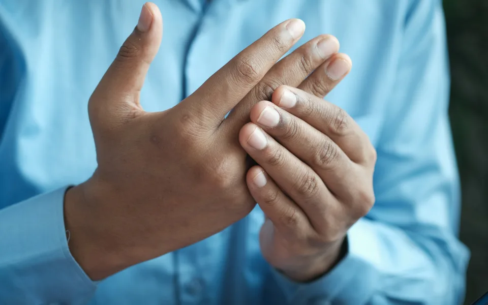 يدان تعانيان من ألم المفاصل